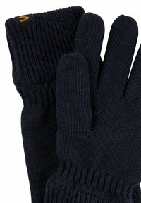 Marineblaue gestrickte Handschuhe mit gerippten Bündchen, die eine glatte Textur und abgerundete Finger besitzen. Das Design umfasst ein kleines Logotag.