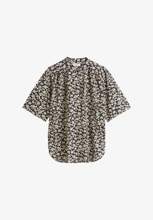 Camicia con stampa floreale su sfondo scuro con foglie bianche; maniche corte, vestibilità ampia, design senza colletto, texture del tessuto morbida.