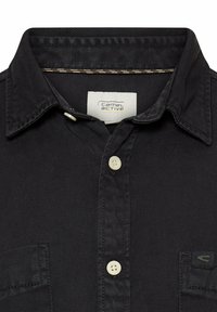 Czarna koszula na guziki wykonana z teksturowanej tkaniny, z kołnierzykiem, przednią kieszenią oraz białymi guzikami. Wewnątrz kołnierza widoczna metka marki.