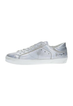 Sneaker bassi in argento con finitura texture, punta rotonda, suola piatta, chiusura con lacci e piccolo logo sul lato.
