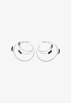 Sølvøreringe med hoop-form, der har tre buede bånd med blå og mørkerøde ædelsten sat asymmetrisk langs løkkene. Slankt og moderne design.