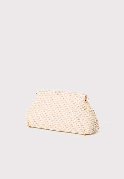 Vævet beige clutch-taske med en struktureret form, der har en lukning med klips og en subtil tekstur. Flad bund for stabilitet, når den placeres ned.