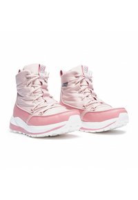 Różowe botki za kostkę z wyściełanym cholewką, białą gumową podeszwą i sznurowadłami. Posiadają kontrastujące różowe akcenty oraz logo na pięcie.