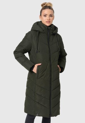 Lange, donkergroene pufferjas met een capuchon, chevron-quiltpatroon, ritssluiting aan de voorkant en zijzakken. Voorzien van verstelbare trekkoorden.