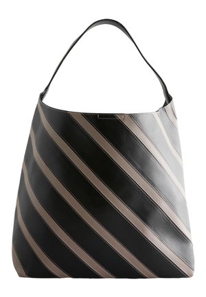 Schwarze und braune Lederhandtasche mit diagonalen Streifen und einem einzelnen Schulterriemen.
