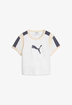 Biała koszulka Puma z beżowym wykończeniem i czarnymi paskami na ramionach, z dużym czarnym logo Puma na środku z przodu.