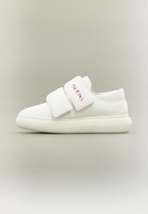 Balti odiniai sportbačiai su storomis lipniomis juostomis. Pasižymi pagalvėle pado dalyje ir raudona „Marni“ etikete ant juostos. Vienodas, lygus paviršius visame sportbačių paviršiuje.