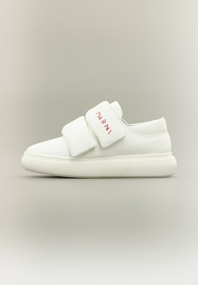 Baskets en cuir blanc à larges bandes Velcro. Elles présentent une semelle coussinée et un logo "Marni" rouge sur la bride. Texture lisse partout.