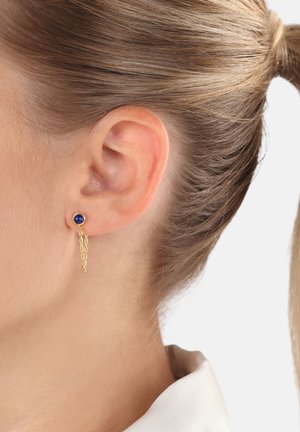 Orecchini dorati presentano una pietra blu circolare e un design a catena torcigliata che scende, accentuando elegantemente l'orecchio.