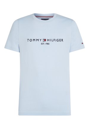 Šviesiai mėlynas trumpomis rankovėmis medvilninis marškinėlis su tamsiomis "TOMMY HILFIGER" užrašų raidėmis ir mažu logotipo akcentu ant rankovės.