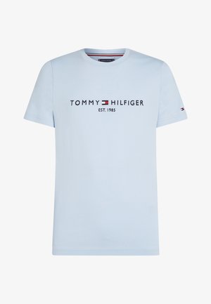 Šviesiai mėlynas trumpomis rankovėmis medvilninis marškinėlis su tamsiomis "TOMMY HILFIGER" užrašų raidėmis ir mažu logotipo akcentu ant rankovės.