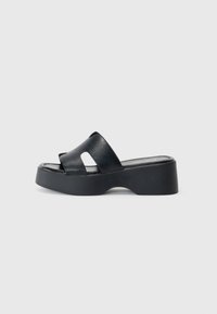 Sandalias de plataforma negras con dos tiras entrecruzadas, parte superior de cuero texturizado y suela de espuma contorneada para mayor comodidad.