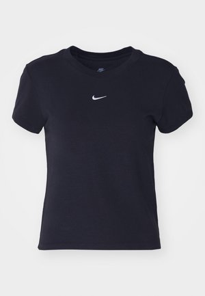 Camiseta de algodón negra con cuello redondo, mangas cortas y un pequeño logo blanco de Nike en el pecho. Textura suave, ajuste casual.