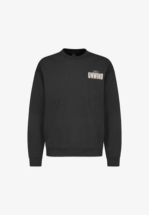 Schwarzer Sweatshirt mit Rundhalsausschnitt, der ein strukturiertes Design und den Spruch "Zeit zum Entspannen" in hellrosa auf der Vorderseite zeigt.