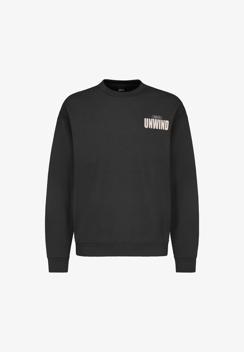 Schwarzer Sweatshirt mit Rundhalsausschnitt, der ein strukturiertes Design und den Spruch "Zeit zum Entspannen" in hellrosa auf der Vorderseite zeigt.
