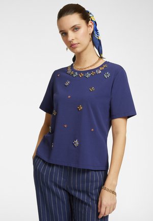CON RICAMI FLOREALI - Print T-shirt - blu