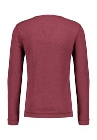 Langärmeliges Hemd in einem tiefen Burgunderrot, gefertigt aus weichem Stoff mit glatter Textur. Rundhalsausschnitt und schlichte Nahtdetails.