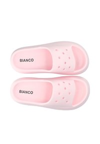 Roosa libised, mis on valmistatud pehmest materjalist, ventileerimise eesmärgil lõigatud aukudega ja „BIANCO” brändingu detailiga taldas.