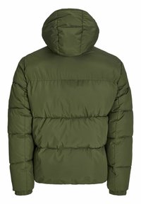 Olivengrønt pufferjakke med hætte, der har et quiltet design med vandrette sektioner, elastiske manchetter og en glat, syntetisk tekstur.