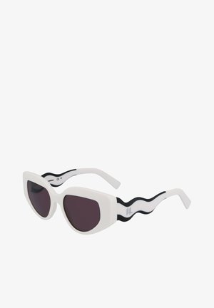 Occhiali da sole bianchi angolari con dettagli neri testurizzati. Lenti scure e decorazioni nere ondulate sulle aste. Design elegante e moderno.