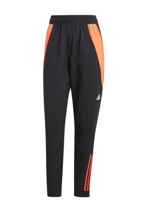 Pantalons de sport noirs avec des panneaux latéraux orange, une taille élastique et trois accents en rayures blanches sur le bas de la jambe. Matériau lisse et léger.