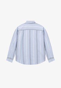 Chemise bleu clair à manches longues avec des rayures verticales blanches et foncées, poignets boutonnés et col classique, vue de dos.