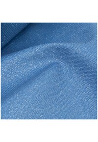 Tessuto azzurro scintillante con superficie testurizzata, caratterizzato da sottili puntini argento distribuiti uniformemente su tutto il materiale.