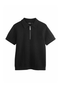 Svart kortärmad polo med en texturerad geometrisk mönstring, platt krage och dragkedja vid halsen.