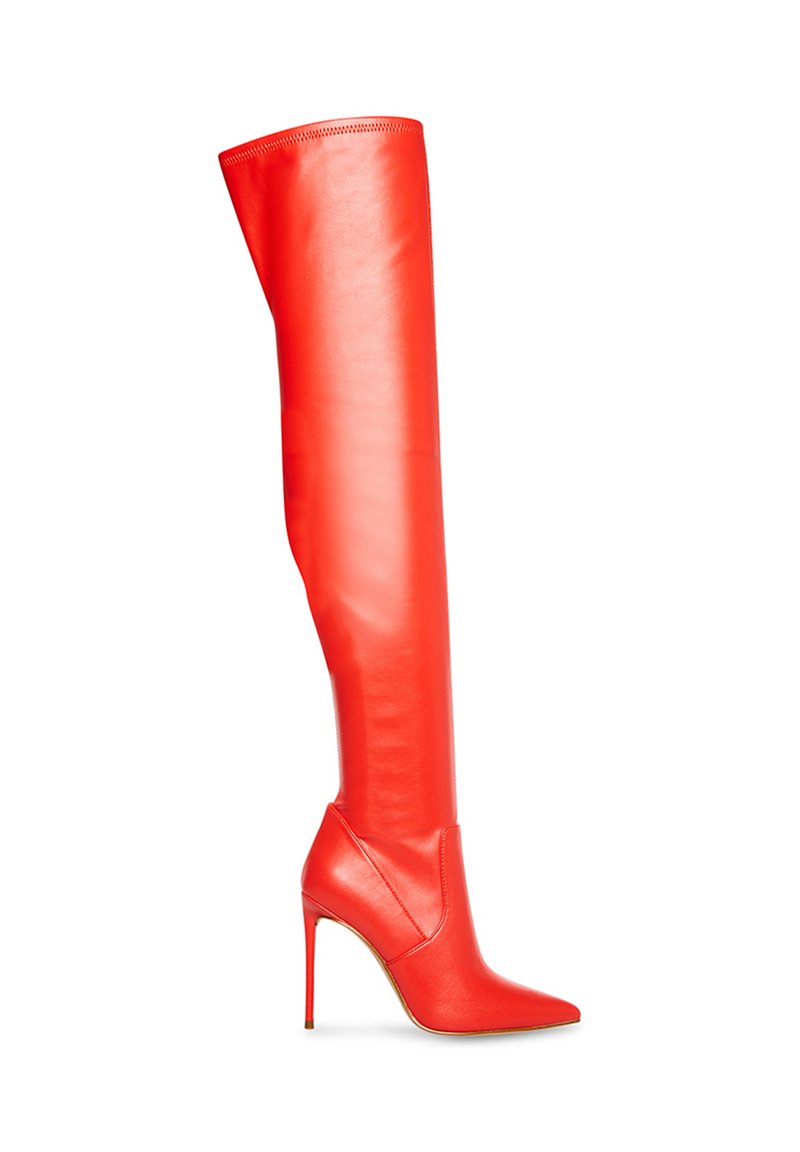 Stivale alto in pelle rossa con punta affusolata e tacco a spillo. Design elegante con texture liscia e forma aderente. Senza hardware visibile.