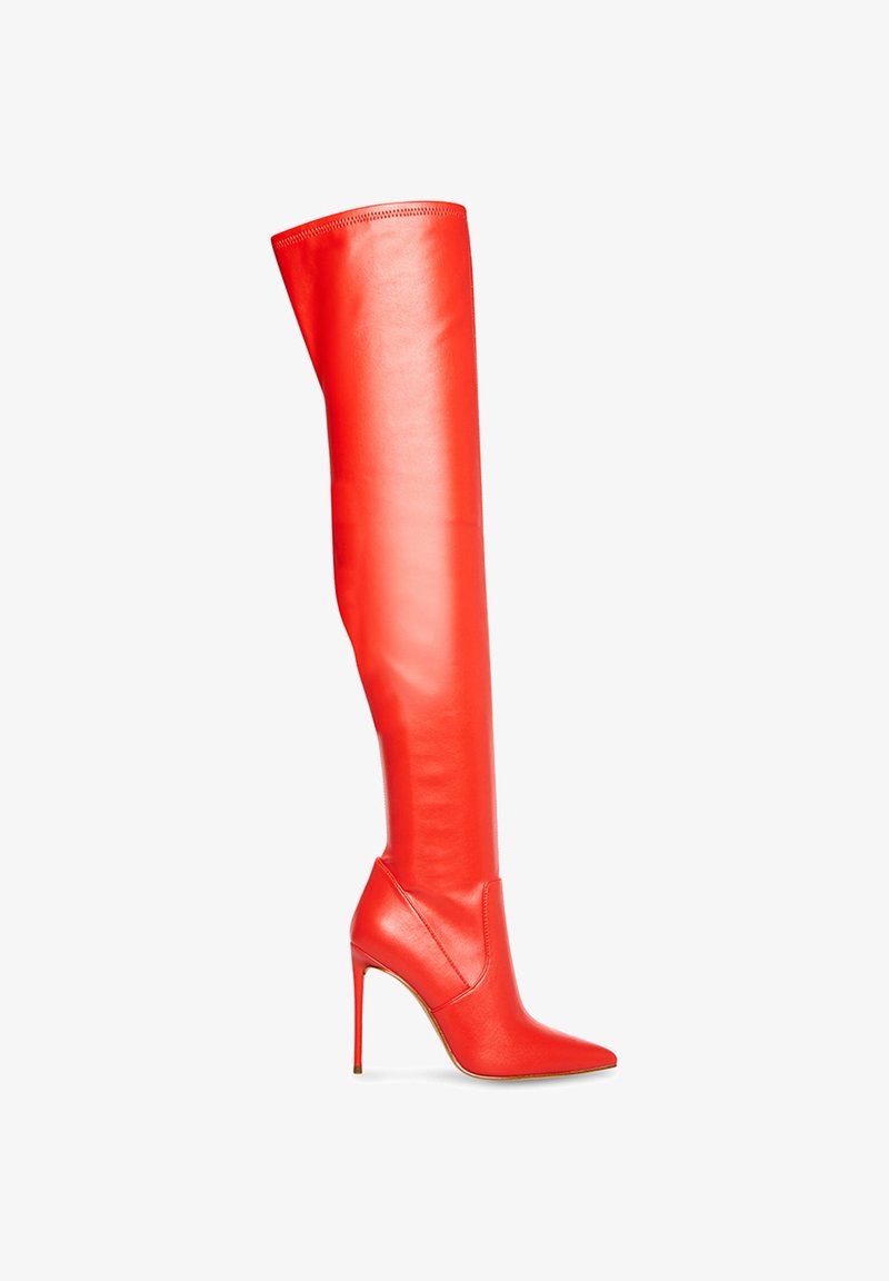 Stivale alto in pelle rossa con punta affusolata e tacco a spillo. Design elegante con texture liscia e forma aderente. Senza hardware visibile.