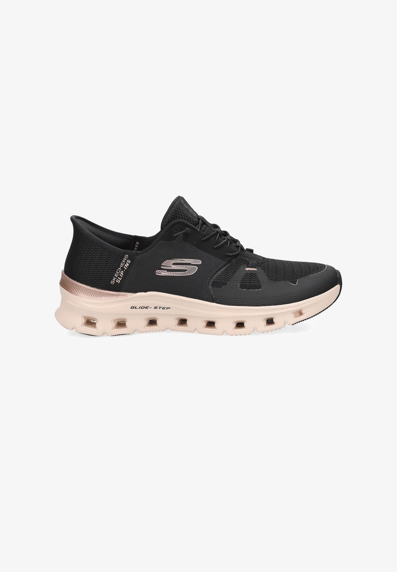 Baskets Skechers Glide-Step noires et beiges avec dessus en mesh, design à lacets, semelle coussinée et aérations sur la semelle intermédiaire.
