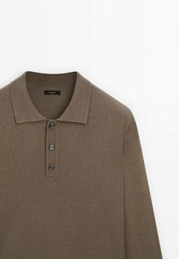 Braunes Strick-Polohemd mit einem Umlegekragen, drei Knöpfen und einer glatten Textur. Der Stoff wirkt weich und leicht.