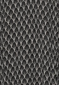 Tessuto nero con un motivo a ventaglio ripetuto in bianco, con linee sottili che creano texture e profondità sulla superficie.