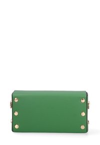 Borsa a tracolla verde in pelle con forma rettangolare, dotata di borchie dorate sui lati e bordi neri lungo la parte superiore. Texture liscia.