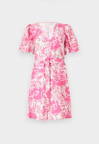 Rochie florală roz cu decolteu în V, mâneci bufante și cordon. Materialul moale prezintă un model floral alb pe un fundal roz.