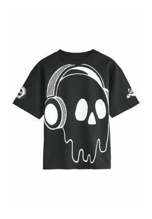Sort t-shirt med et stort hvidt kranie grafik med hovedtelefoner, drippy design og subtile teksturerede detaljer på ærmerne.