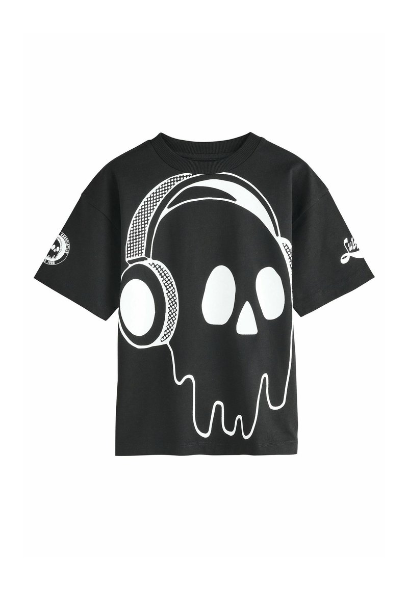 T-shirt nera con una grande grafica di teschio bianco con cuffie, design gocciolante e dettagli testurizzati sottili sulle maniche.