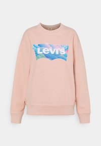 Sudadera de manga larga de color rosa claro con un logo colorido de Levi's que presenta nubes y montañas en el pecho.
