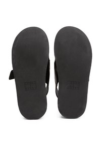 Sandală neagră cu talpă plată din cauciuc, având un design simplu, curea reglabilă și logo embosat pe talpa interioară.