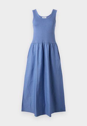 Ujjatlan, világoskék maxiruha. Feszes fazonú, kerek nyakú felsőrész, amelyhez könnyű anyagból készült, laza, redőzött szoknya tartozik.