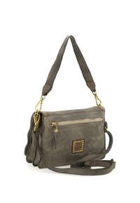 Borsa a spalla in pelle grigia con una tasca con zip, dettagli borchiati, tracolla regolabile e finitura testurizzata. Forma rettangolare compatta.