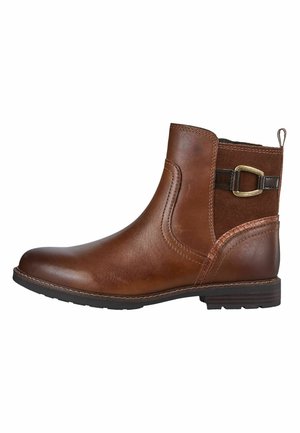 Bottine en cuir marron avec un panneau en daim, une boucle décorative et des détails de couture. Elle dispose d'un bout arrondi et d'un talon texturé.