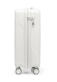 Weißer Hartschalenkoffer mit glänzender Oberfläche, einem Zahlenschloss und vier mobilen, glatten Rädern. Mit strukturiertem Design an den Seiten.