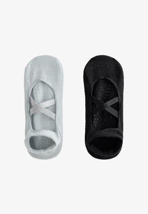 Paire de chaussettes de ballet grises et noires, avec un tissu texturé, un design à bout ouvert et des bretelles croisées pour un ajustement sécurisé.