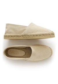 Espadrillas in suede beige con punta rotonda, sottopiede in juta e dettaglio di ventilazione elastica. Soletta testurizzata con finitura morbida.