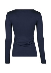 Granatowa bluzka z długimi rękawami o kwadratowym dekolcie, gładkiej fakturze, dopasowanym kroju i marszczonym detalem z tyłu.