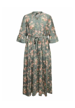 Robe midi verte à motif floral rose, col en V, manches trois-quarts à volants, jupe à étages et ceinture nouée à la taille.