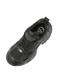 Chaussure de sport noire avec tige en mesh et synthétique, col rembourré, semelle texturée et logo bien visible sur la languette.