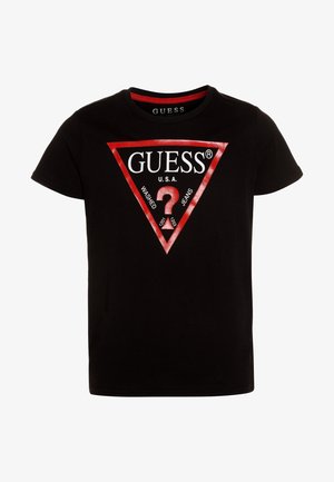 Sort t-shirt med korte ærmer med rød trekantslogo og hvid tekst med teksten "GUESS U.S.A." og et rødt spørgsmålstegn inde i trekanten.