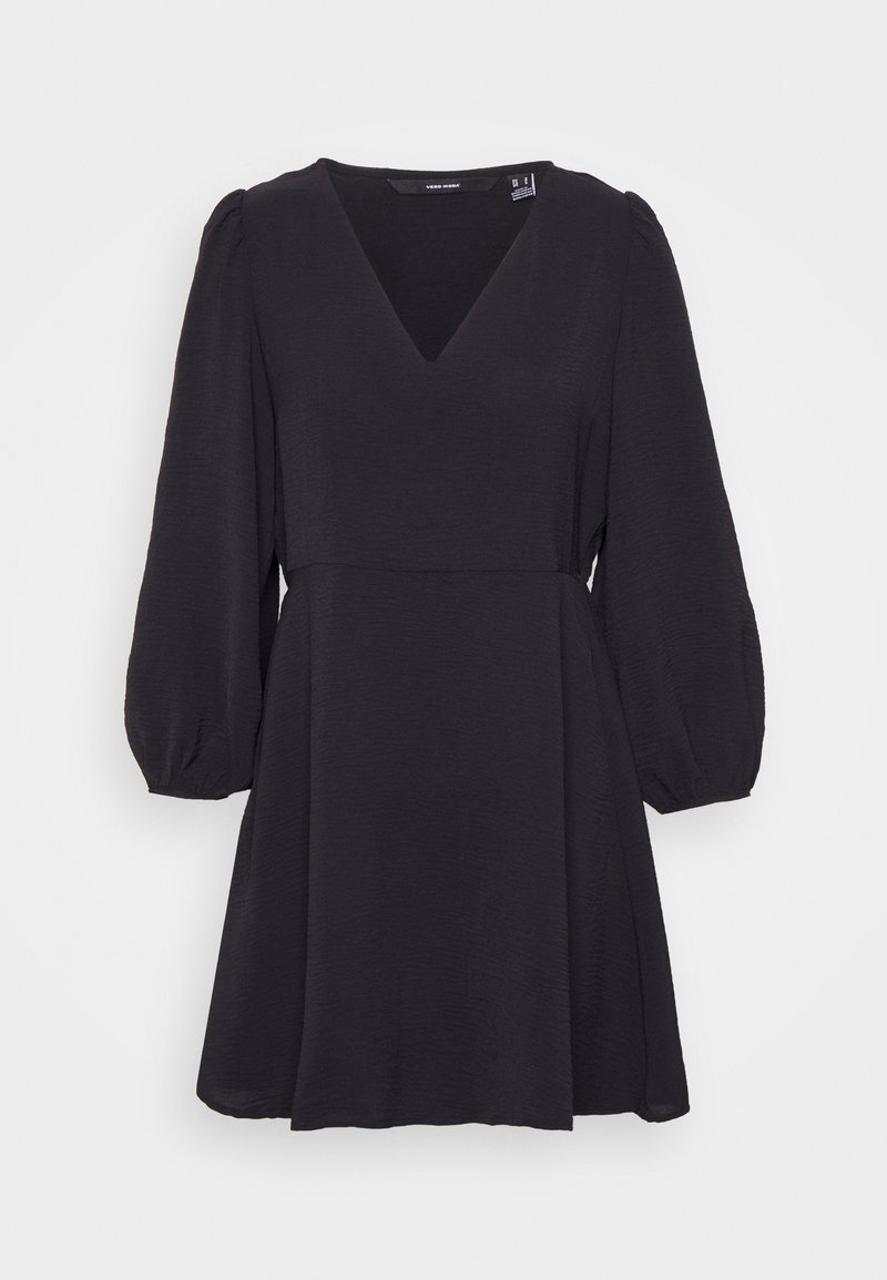 Robe noire en tissu texturé. Elle présente un décolleté en V, des manches bouffantes froncées, une taille cintrée et une jupe fluide.
